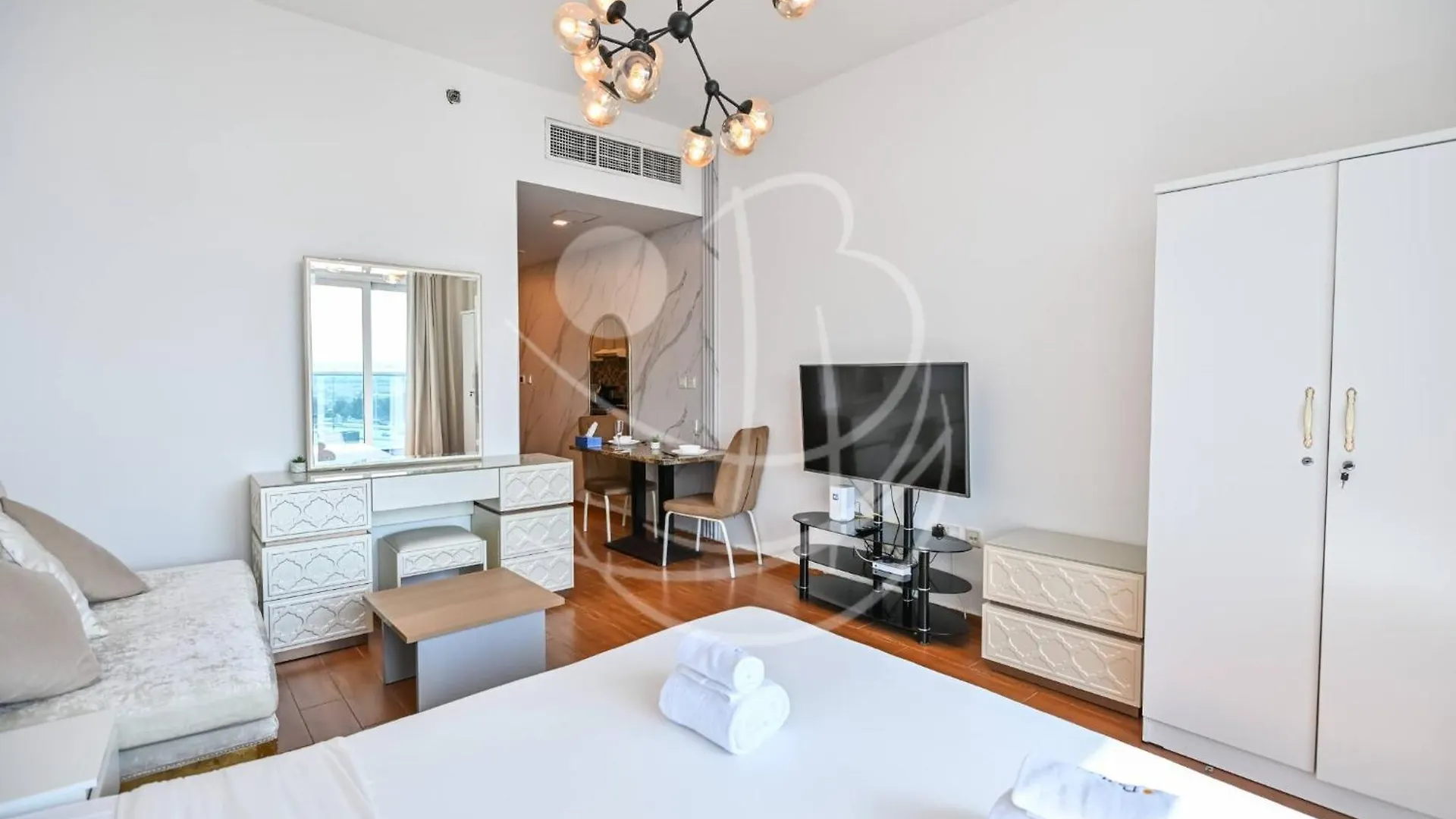 Apartamento Holiday Boulevard - Modern Studio In Jvt W High-End Gym & Pool Dubái