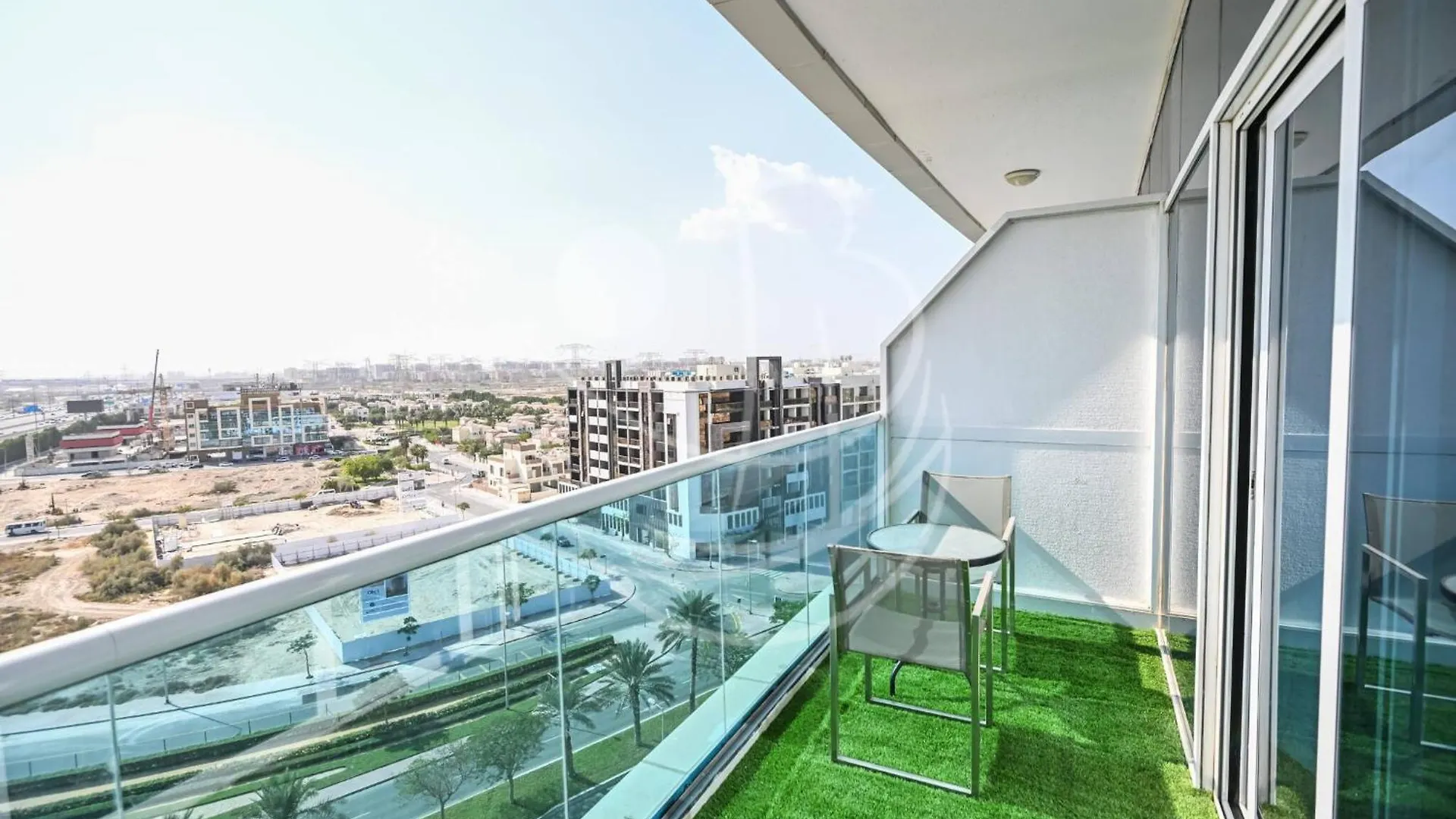 Apartamento Holiday Boulevard - Modern Studio In Jvt W High-End Gym & Pool Dubái
