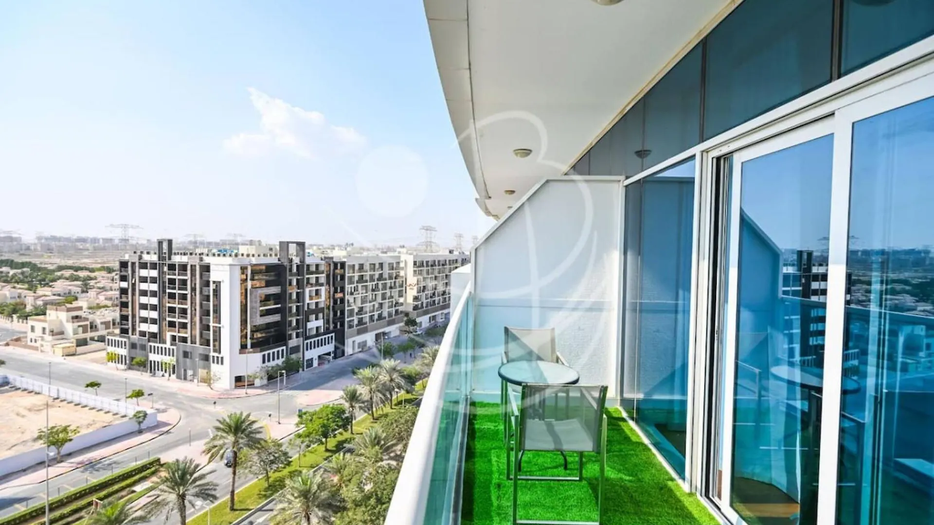 Apartamento Holiday Boulevard - Modern Studio In Jvt W High-End Gym & Pool Dubái